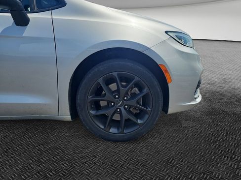 Used 2023 Chrysler Pacifica Touring-L w/ S Appearance Package AWD/4WD image 11