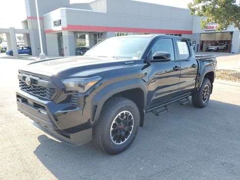 Used 2026 Toyota Tacoma TRD Off-Road w/ TRD Off Road Upgrade Package AWD/4WD image 2