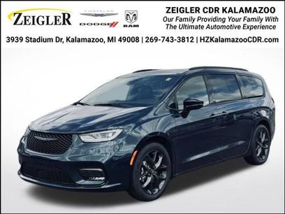 Certified 2025 Chrysler Pacifica Limited