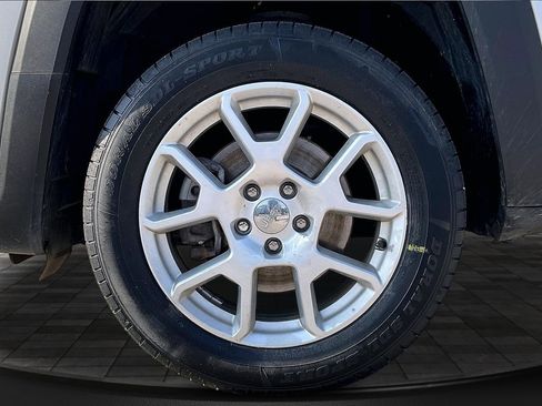 Used 2019 Jeep Renegade Sport w/ Sport Appearance Group AWD/4WD image 8