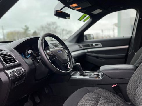 Used 2017 Ford Explorer XLT w/ Equipment Group 201A AWD/4WD image 15
