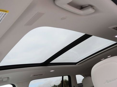 Used 2025 Buick Enclave Avenir image 22