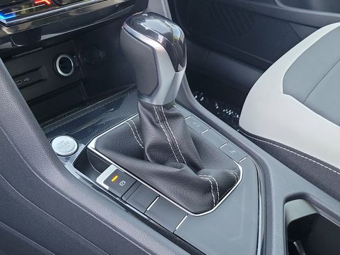New 2026 Volkswagen Taos SE FWD image 31