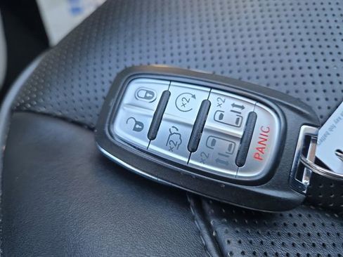 Used 2018 Chrysler Pacifica Limited image 30