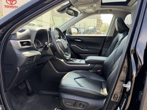 Certified 2024 Toyota Highlander XLE image 16