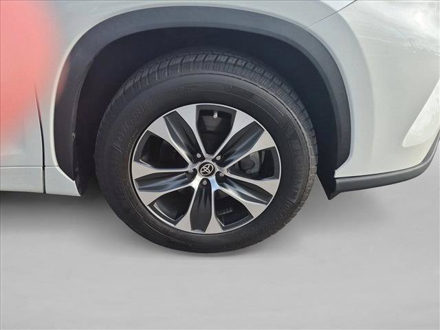 Used 2020 Toyota Highlander XLE FWD image 26