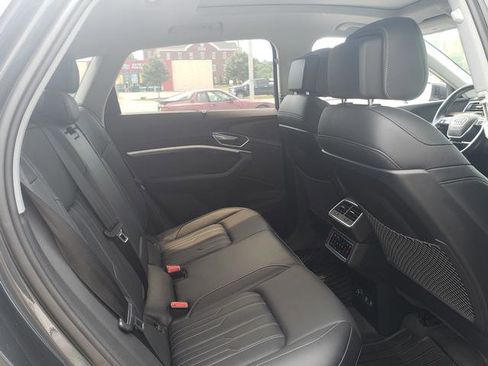Used 2019 Audi e-tron Prestige w/ Prestige Package image 16