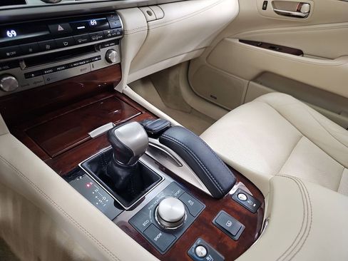 Used 2016 Lexus LS 460 w/ Comfort Package RWD image 28