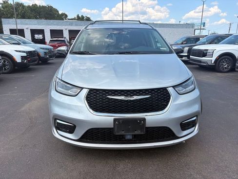 Used 2023 Chrysler Pacifica Limited FWD image 2