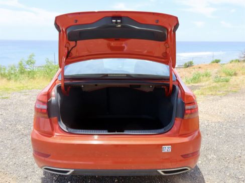 Used 2019 Volkswagen Jetta R-Line w/ R-Line Cold Weather Package FWD image 8