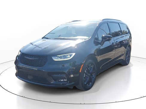 New 2026 Chrysler Pacifica Select image 2
