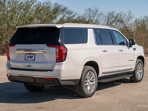 Used 2023 GMC Yukon XL SLT w/ SLT Premium Package image 7