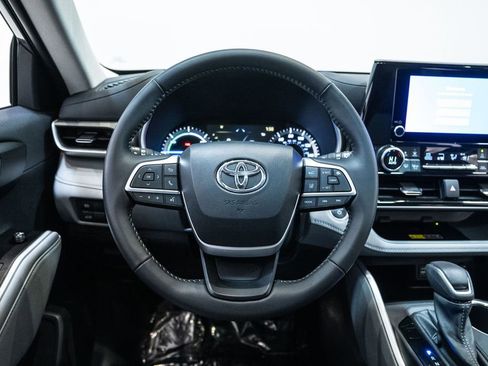 Certified 2025 Toyota Highlander XLE image 28