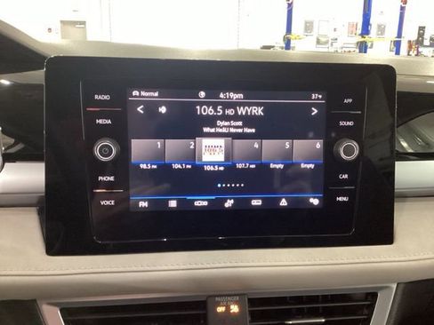 Certified 2025 Volkswagen Taos SE image 9