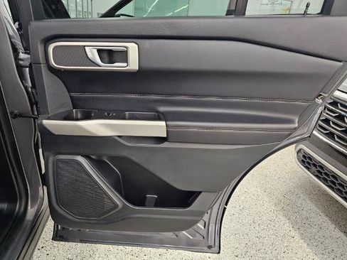 Used 2021 Ford Explorer XLT AWD/4WD image 30