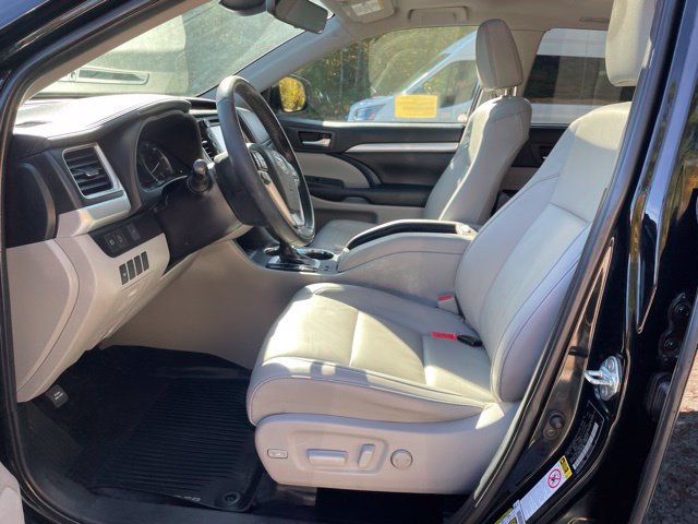 Used 2019 Toyota Highlander XLE AWD/4WD image 42