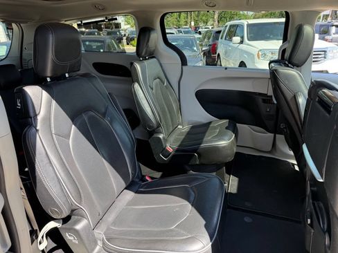 Used 2019 Chrysler Pacifica Limited w/ Advanced Safetytec Group FWD image 19