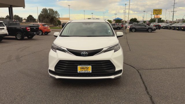 Used 2024 Toyota Sienna LE FWD image 3