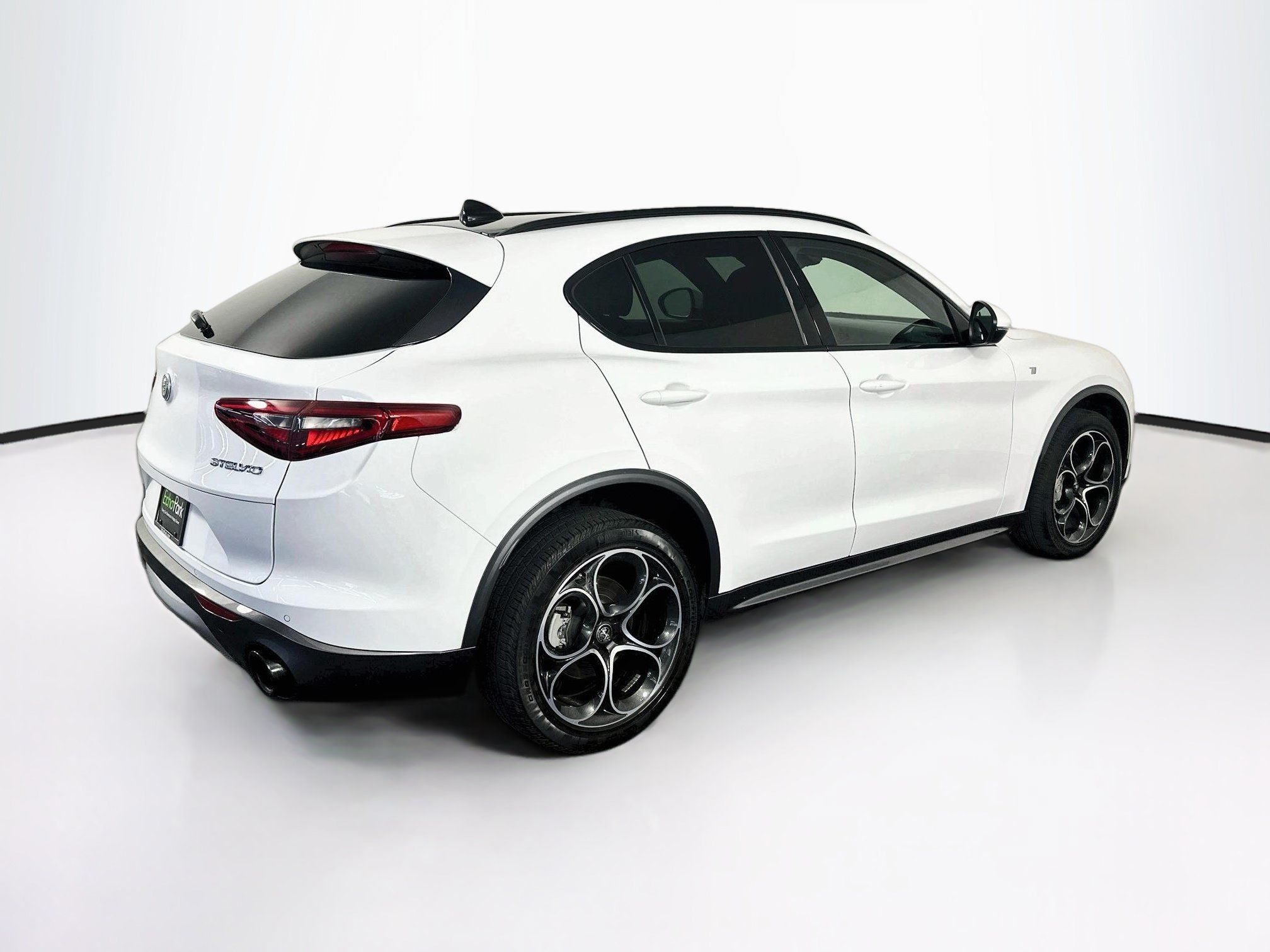 Used 2023 Alfa Romeo Stelvio Ti AWD/4WD image 9