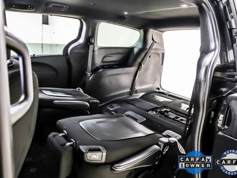 Used 2022 Chrysler Pacifica Touring image 35