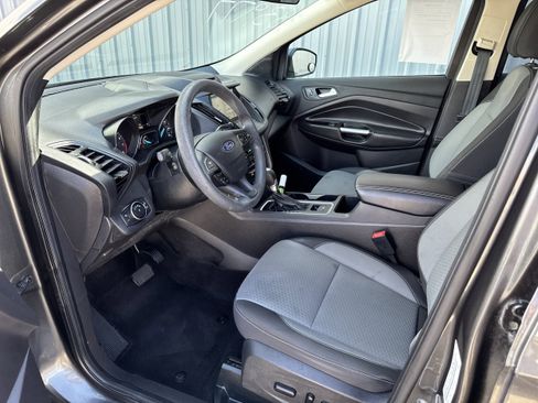 Used 2017 Ford Escape SE w/ Equipment Group 201A FWD image 2