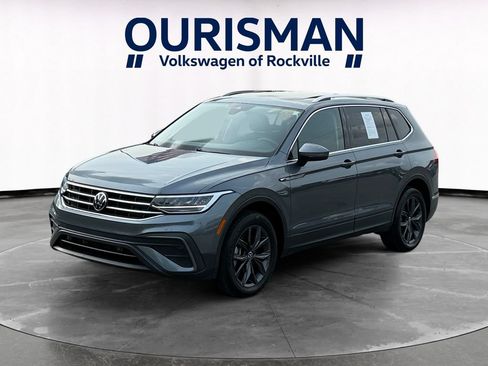 Used 2023 Volkswagen Tiguan SE w/ Panoramic Sunroof Package FWD image 2