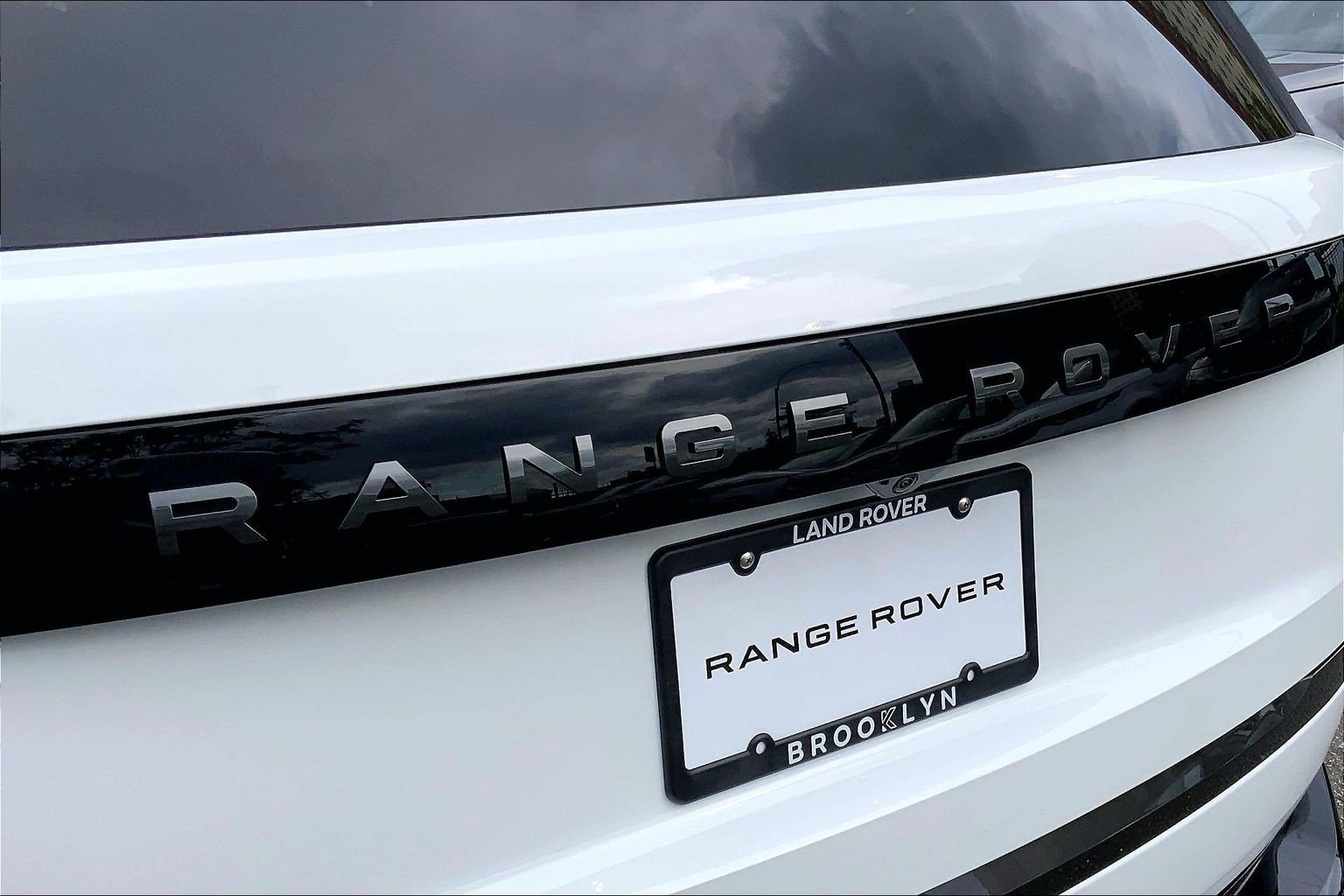 Certified 2026 Land Rover Range Rover Long Wheelbase SE AWD/4WD image 9