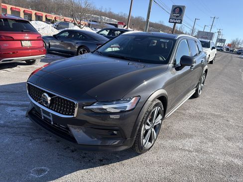 Certified 2025 Volvo V60 B5 Cross Country Plus AWD/4WD image 3