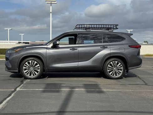 Used 2022 Toyota Highlander Platinum image 4