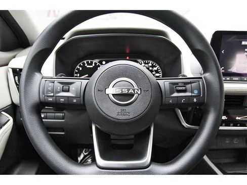 Used 2023 Nissan Rogue SV image 11