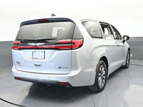 Used 2024 Chrysler Pacifica Select image 5