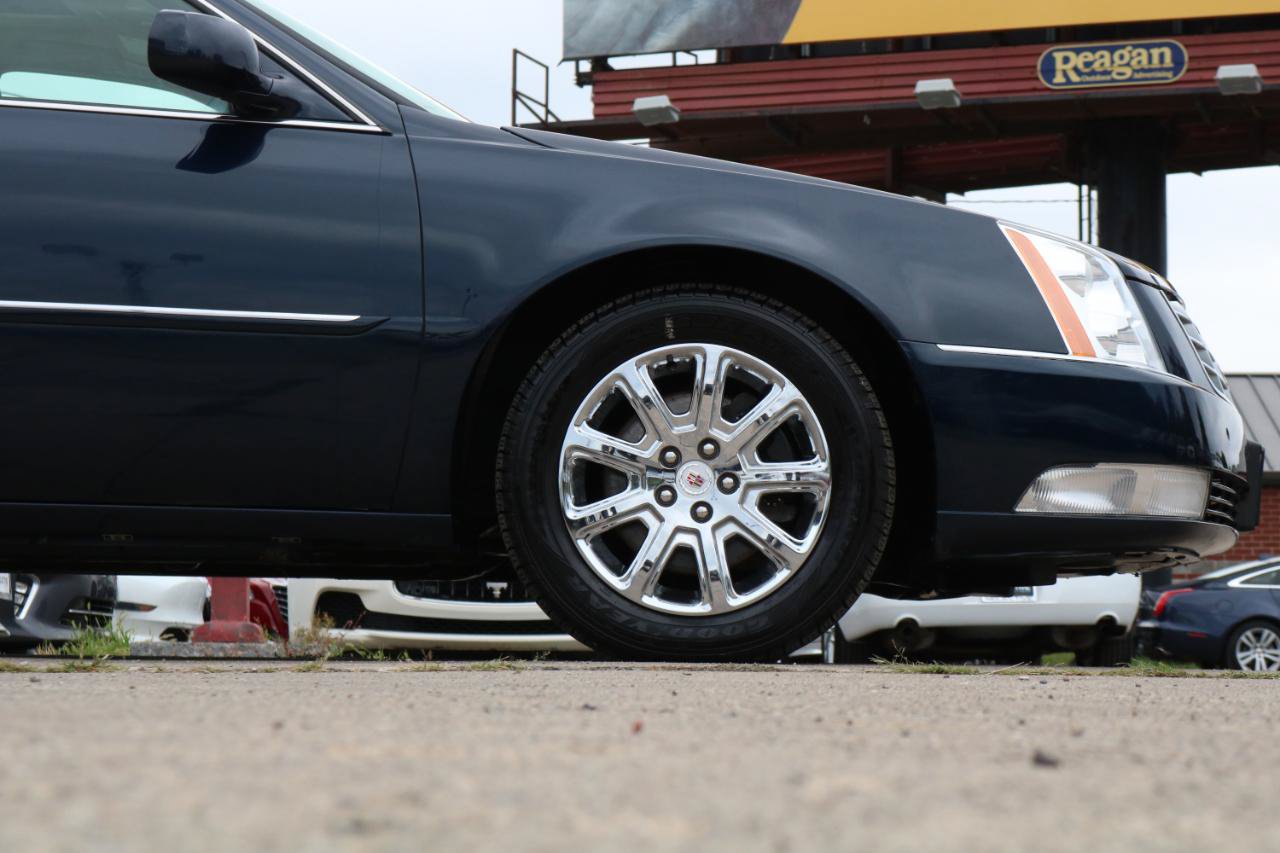 Used 2009 Cadillac DTS w/ Sun And Sound Package FWD image 6