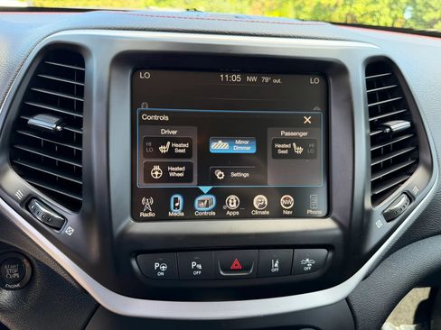 Used 2014 Jeep Cherokee Trailhawk w/ Technology Group AWD/4WD image 25