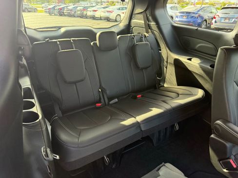 Used 2018 Chrysler Pacifica Touring-L w/ Premium Audio Group image 43