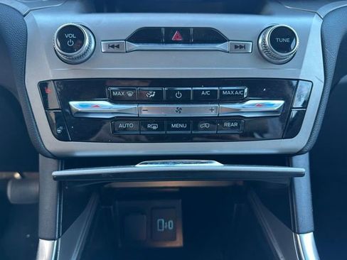 Used 2022 Ford Explorer XLT w/ Equipment Group 202A image 16