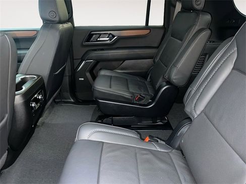 Used 2025 GMC Yukon XL Denali image 12