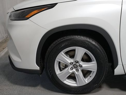 Used 2022 Toyota Highlander LE FWD image 5