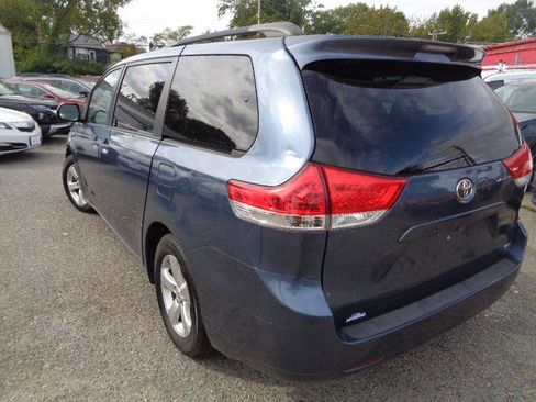 Used 2014 Toyota Sienna LE image 28