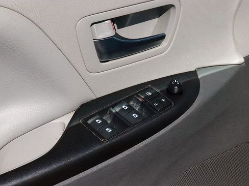 Used 2020 Toyota Sienna LE FWD image 11