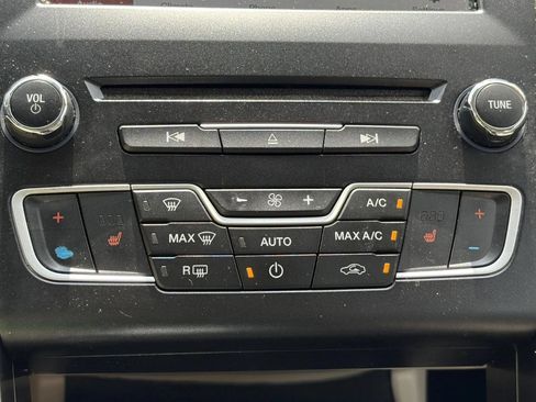 Used 2017 Ford Fusion SE w/ Fusion SE Technology Package FWD image 21