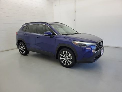 Used 2023 Toyota Corolla Cross XLE w/ Convenience Package FWD image 4