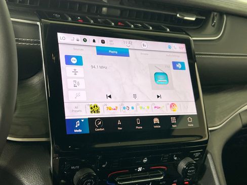 Used 2023 Jeep Grand Cherokee Limited image 15