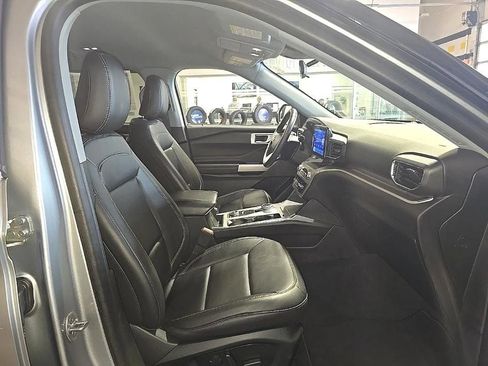 Used 2022 Ford Explorer XLT w/ Equipment Group 202A image 35