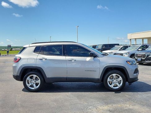 Used 2024 Jeep Compass Latitude image 6