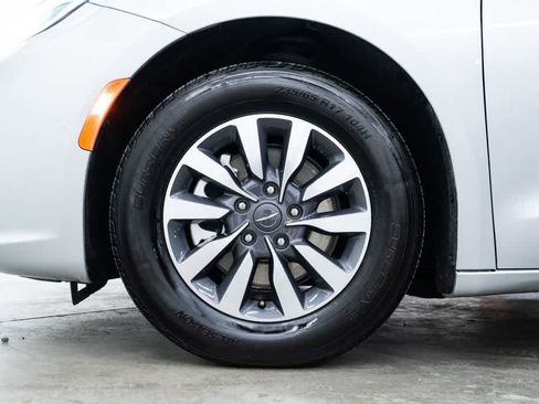 Used 2023 Chrysler Pacifica Limited FWD image 7