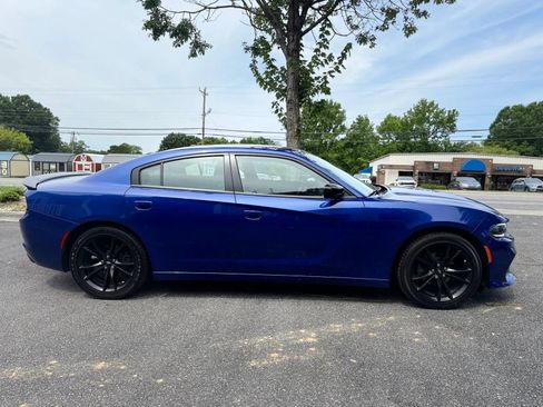 Used 2018 Dodge Charger SXT w/ Blacktop Package RWD image 7