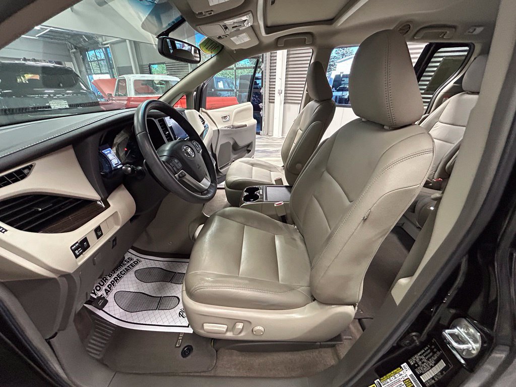 Used 2017 Toyota Sienna XLE FWD image 57
