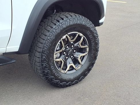 Used 2024 Chevrolet Colorado ZR2 w/ Technology Package AWD/4WD image 25
