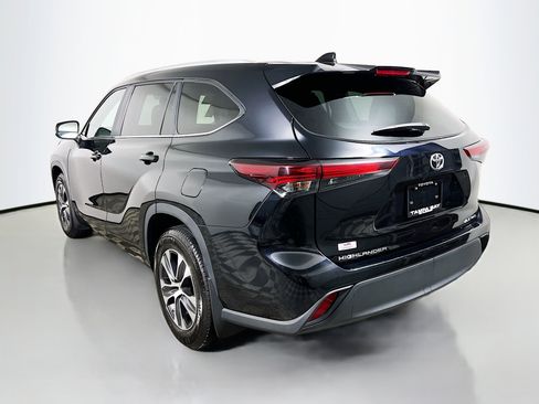 Used 2024 Toyota Highlander XLE image 8