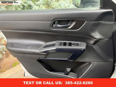 Used 2025 Nissan Pathfinder SV image 22
